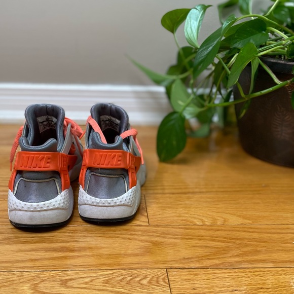 NIKE HURACHE & ARITZIA TNA SWEATER 2PC LOT - Picture 3 of 5